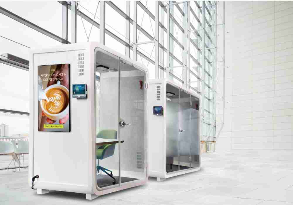 28国际子公司达擎之智慧行动办公舱，，，，采用PDLC智能调光玻璃设计，，透过通电与断电的电流切换，，呈现透明与雾面效果，，，，具节能降耗特性并兼顾隐私，，，确保信息安全