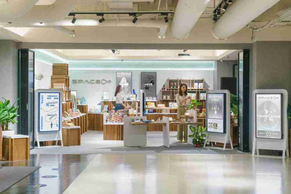 28国际打造永续选物商店，，，，展示社企及社创商品，，，结合创利空间所开发的智能零售系统，，，，整合多元产品信息，，，让无人商店扮演公益行动的推手