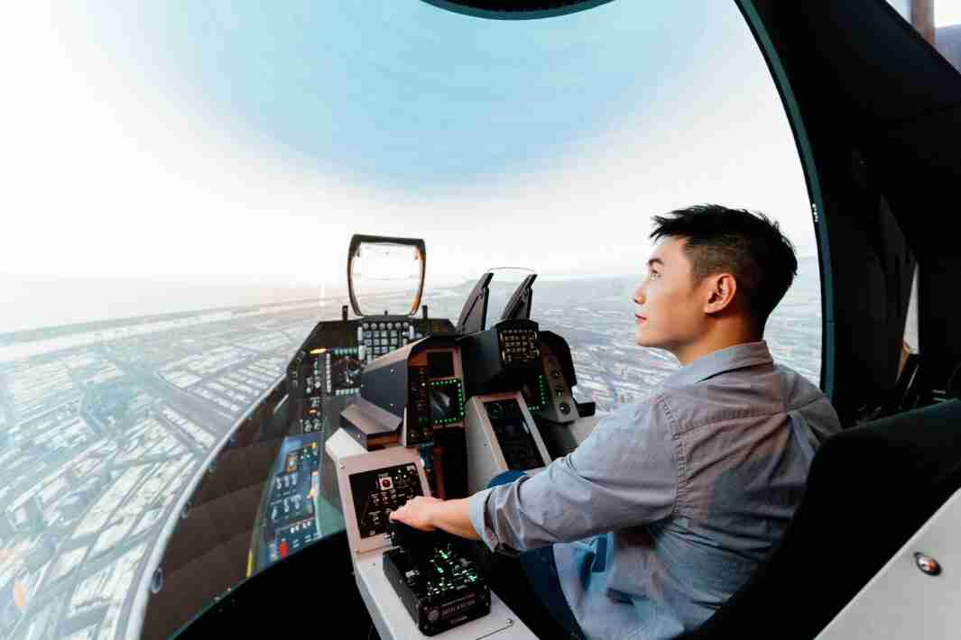 28国际以P1.25小间距打造球形LED模拟舱，，搭配智崴的精密六轴动态座椅，，，结合28国际专业影像调校技术，，呈现拟真模拟飞行场景