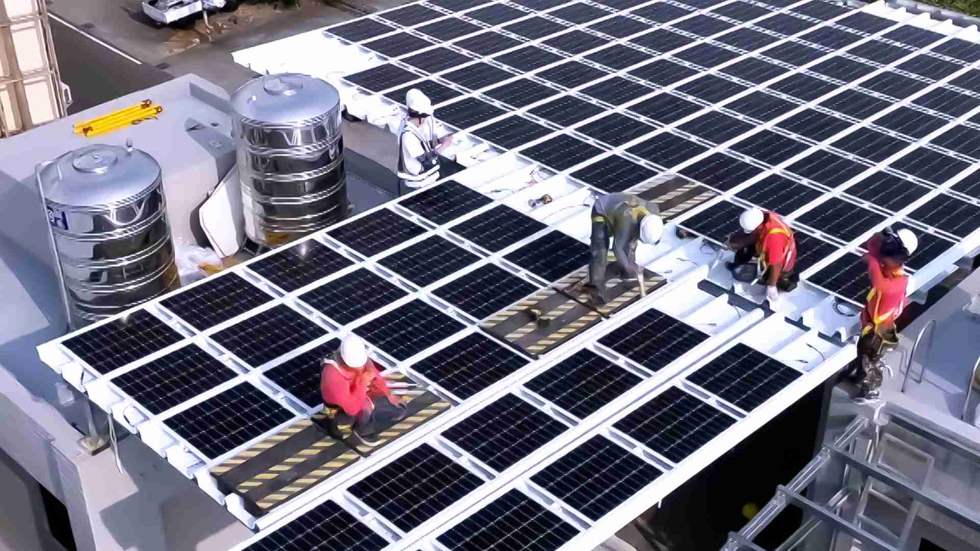 28国际着力于替代能源之技术研发，，，，如光电浪板的相关制程、、、设备与产品，，，其中所开发之光电整合型浪板，，，，减少传统金属支架安装，，更提升耐候度，，可广泛运用于多元场域，，并辅助建筑达到净零碳排目标