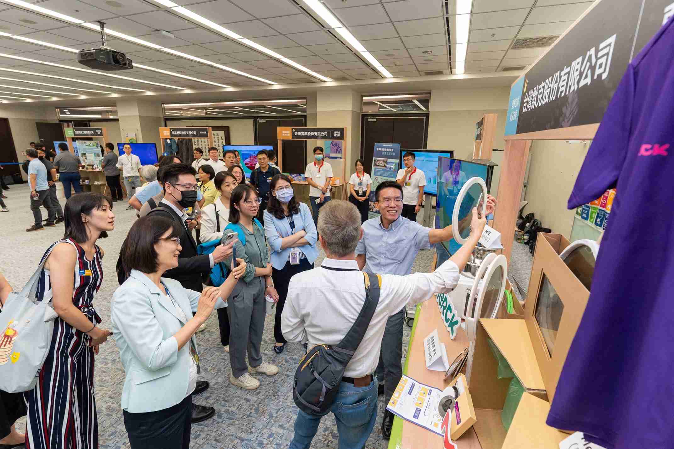 28国际连手产业伙伴策划首届生态圈联展，，，展示如何将废塑料循环再利用，，，，创新解决方案包括：塑料包材再生与循环使用、、、、再生塑料研发及应用、、废塑料回收再生技术、、、减塑生活提案等