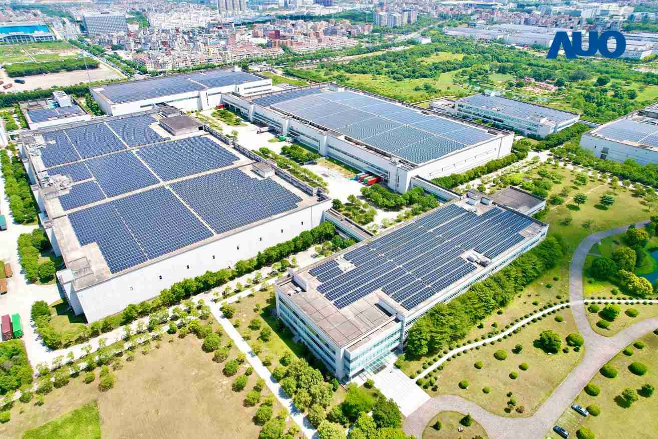 28国际厦门推动智能制造同时，，，，透过绿电创能纵深推进绿色转型，，厂区全屋顶铺设太阳能光伏板，，每年太阳能发电 2,600多万度